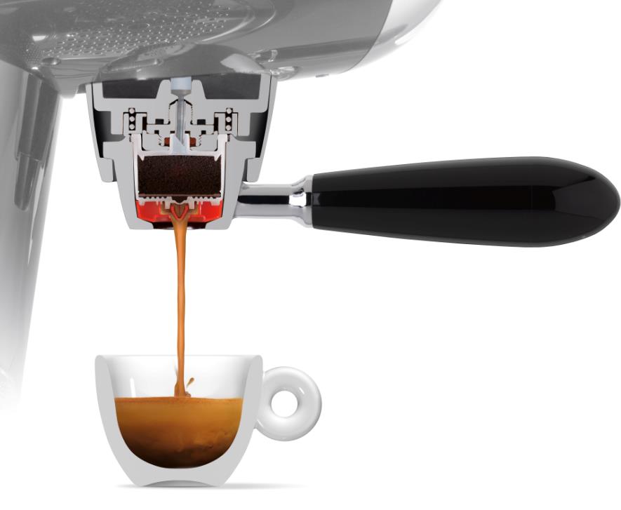 LA CAPSULA L estrazione del caffè L'estrazione dalla capsula avviene in due fasi: l'iperinfusione dove viene estratto il caffè esaltandone tutti gli aromi e l'emulsione dove si forma la crema densa e