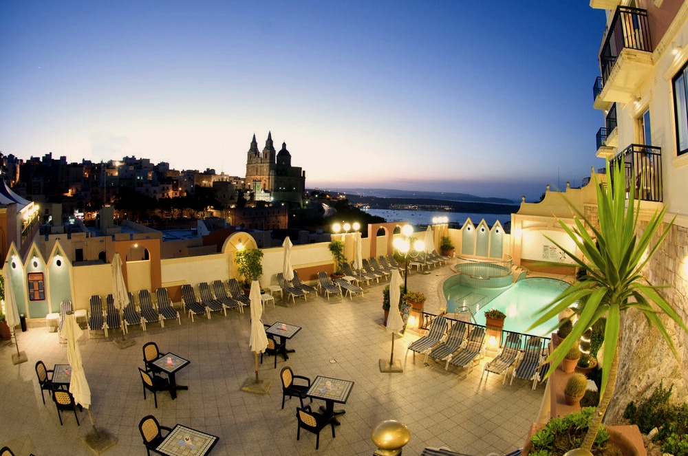 Summer 2016 PERGOLA CLUB HOTEL & SPA 4* Costruito sui lati di una delle vallate di Mellieha, l'hotel offre splendide vedute sulla chiesa, sulla baia, sulle isole di Gozo e Comino, e sul villaggio.