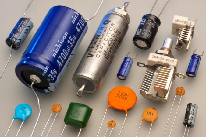 I condensatori Il condensatore è un dispositivo elettrico formato da due conduttori detti armature che sono separati da uno strato di