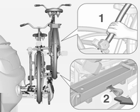 58 Oggetti e bagagli Senza adattatore montato. 5. Fissare inoltre entrambe le ruote della bicicletta posteriore alle cavità delle ruote utilizzando le cinghiette di fissaggio.