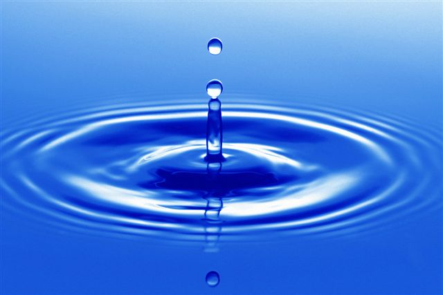 COSA SAPPIAMO DELL ACQUA? L acqua è una risorsa preziosa(chiara) L acqua è una sostanza chimica formata da idrogeno ed ossigeno.