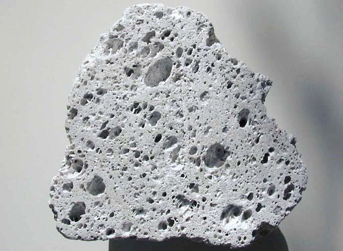 POMICE Caratteristiche: La pomice si forma principalmente da eruzioni di tipo esplosivo; la porosità è dovuta alla formazione di bolle di gas di struttura simile alla schiuma.