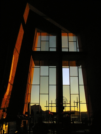 Si è scelta la più significativa. Fig.32 vetrata absidale della chiesa.