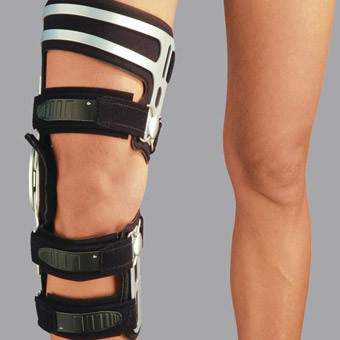 cammino, consentono di modificare la posizione della GRF rispetto all'asse sagittale del ginocchio, di ridurre il momento esterno varizzante a questa articolazione, e di limitare l'intensità del