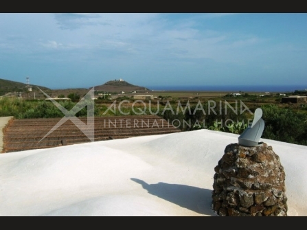 Pantelleria vendita Island / Private Island Antico dammuso in pietra lavica con i tipici tetti a cupola in Contrada San Vito, totalmente ristrutturato con gusto ed attenzione dei particolari, curate