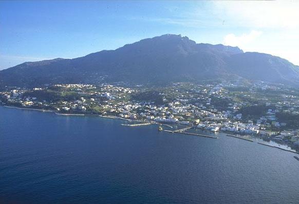 Le fonti di energia termica dei vulcani Campani Isola d Ischia Campi Flegrei Monte Nuovo Le aree vulcaniche di maggiore interesse geotermico in Campania sono quelle dei Campi Flegrei e dell Isola d