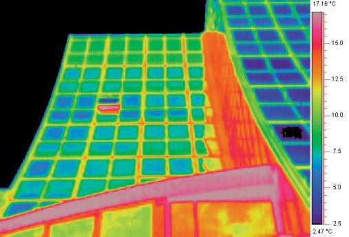 Il prospetto dell edificio denuncia la presenza di ponti termici tra i pannelli e la vistosa fuoriuscita di calore da una finestra lasciata