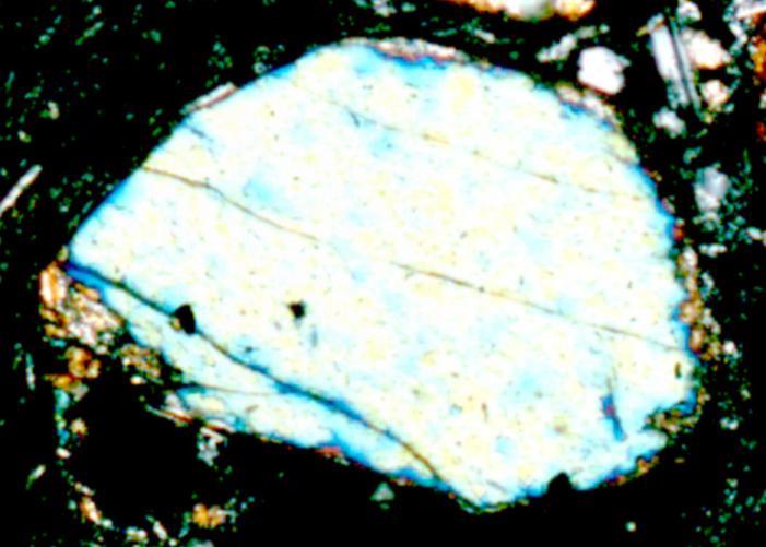 OLIVINA Famiglia dei NESOSILICATI Fe 2 SiO 4 Fayalite Mg 2 SiO 4 Forsterite - Habitus: regolare (euedrale) - prismatico tozzo -