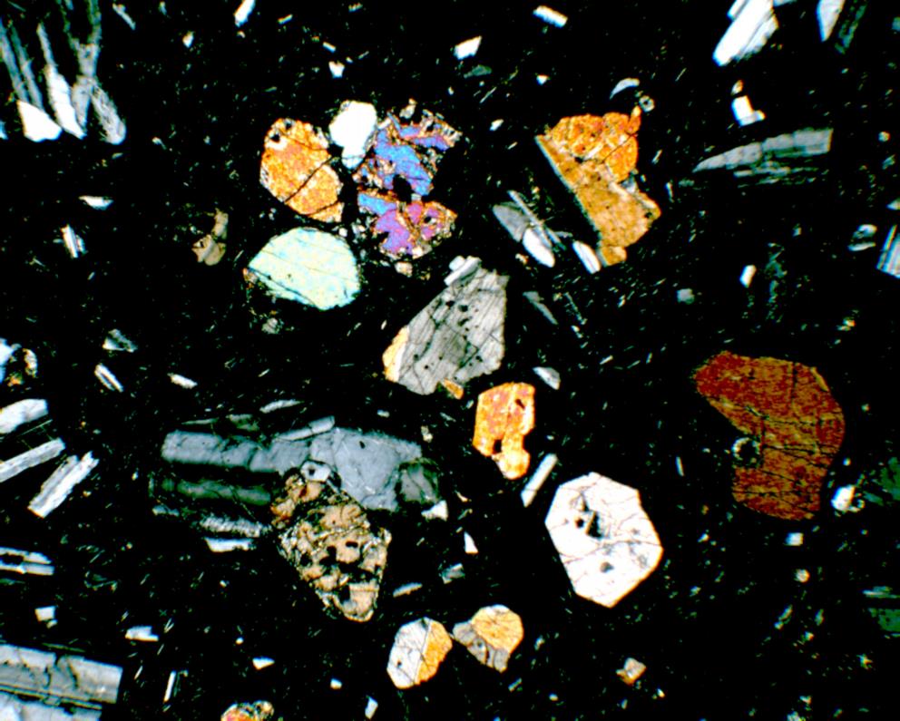 Minerali presenti nel basalto Struttura porfirica parzialmente