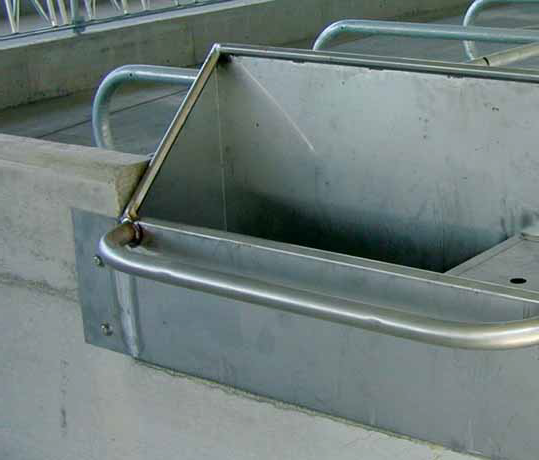 Fig. 43 abbeveratoi a vasca a livello costante (possono essere utilizzati contemporaneamente da più bovini) vasche di abbeveraggio Gli abbeveratoi a tazza sono utilizzati negli allevamenti a