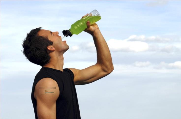 COME e COSA bere? il reintegro idrico deve iniziare prima dello svolgimento dell attività sportiva è necessario bere soprattutto quando lo sforzo fisico supera la durata di 60 minuti.
