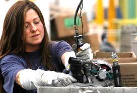 LA VALUTAZIONE DEL RISCHIO Il datore di lavoro analizza se l esposizione riguarda il sistema mano braccio o il corpo intero, le condizioni di lavoro (es.