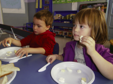 DEGUSTAZIONE DI FORMAGGI Attraverso l unità didattica sui latticini i bambini si sono divertiti a gustare e a conoscere diversi tipi di formaggi.