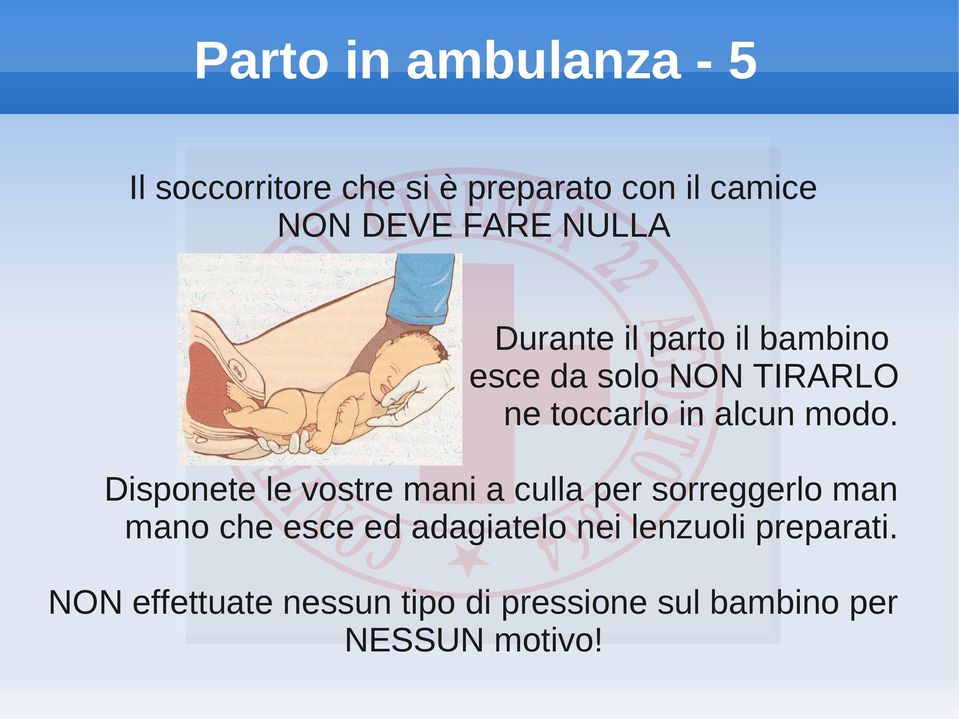 Disponete le vostre mani a culla per sorreggerlo man mano che esce ed adagiatelo nei