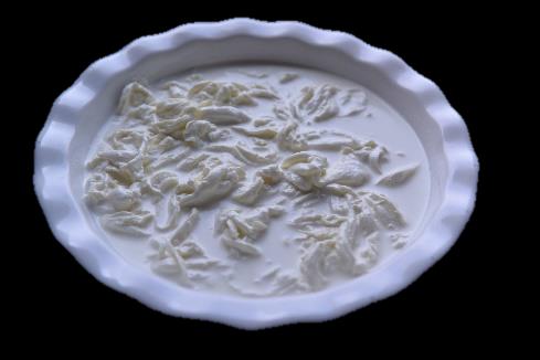Stracciatella Valore energetico: 229 Kcal / 947 Kj Proteine: 11,5 gr Carboidrati: 0,7 gr Grassi: 20,0 gr La stracciatella è un formaggio a pasta filata, lavorata solo con latte fresco, accuratamente