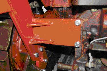 R1 Nel caso in cui il trattore oggetto dell adeguamento abbia la distanza interna fra i cingoli inferiore a quella del modello Fiat 70-65M, è possibile aumentare la quota di 160 mm in direzione