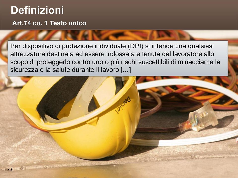 una qualsiasi attrezzatura destinata ad essere indossata e tenuta dal