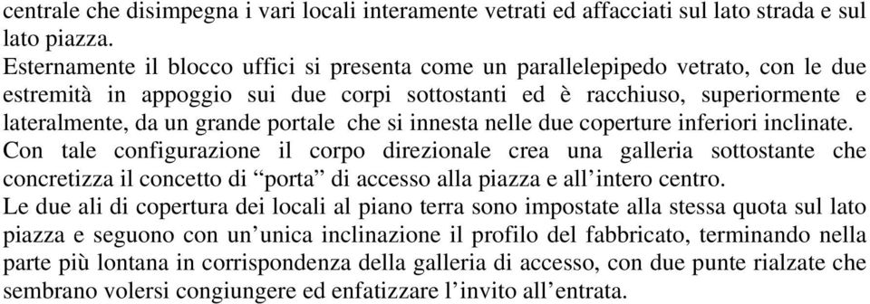 portale che si innesta nelle due coperture inferiori inclinate.