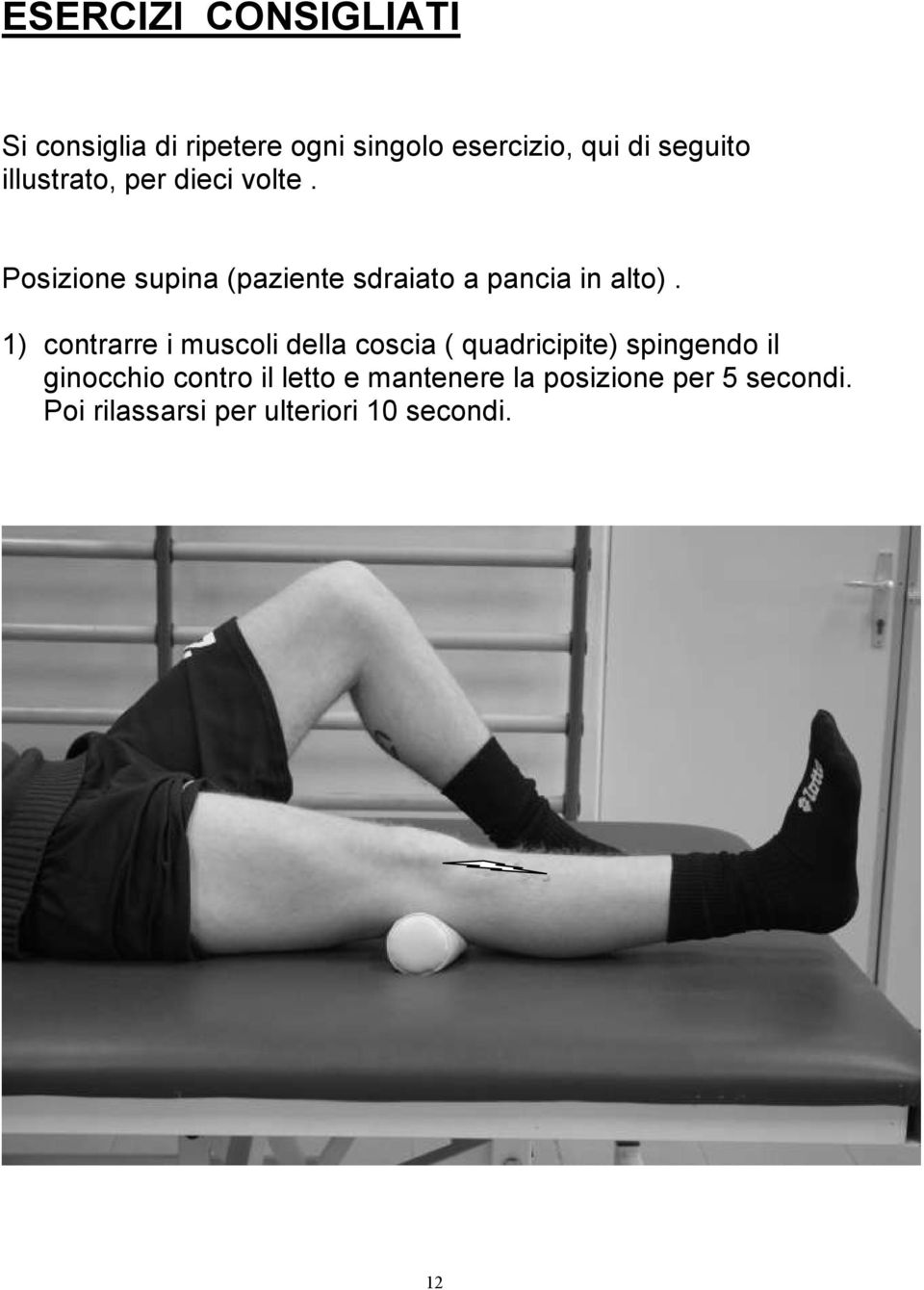 1) contrarre i muscoli della coscia ( quadricipite) spingendo il ginocchio contro il