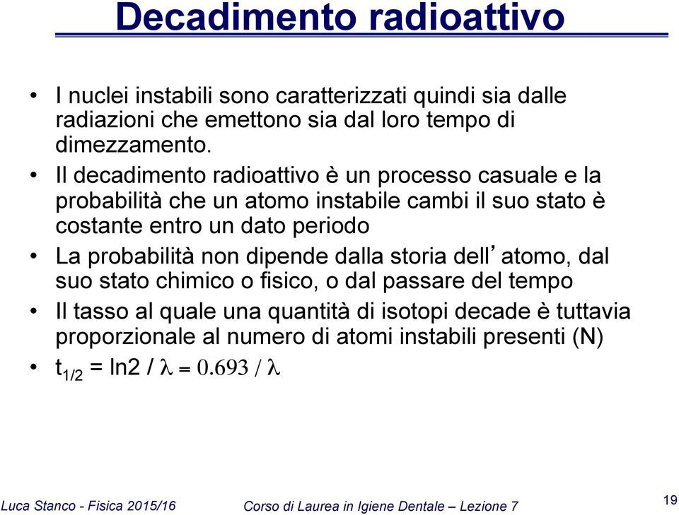 Il decadimento radioattivo è un processo casuale e la probabilità che un atomo instabile cambi il suo stato è costante entro un dato