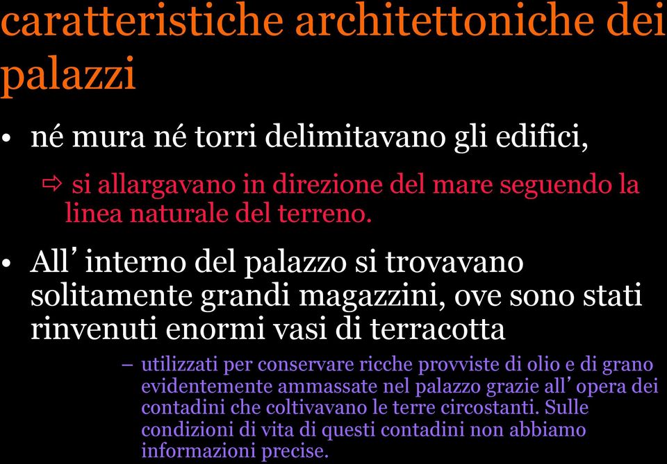 All interno del palazzo si trovavano solitamente grandi magazzini, ove sono stati rinvenuti enormi vasi di terracotta utilizzati per