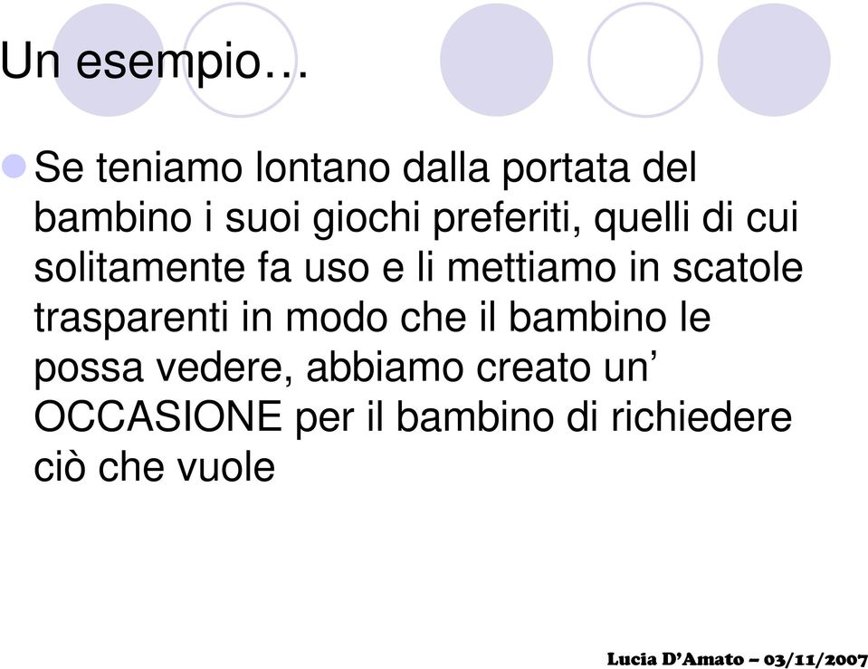 in scatole trasparenti in modo che il bambino le possa vedere,