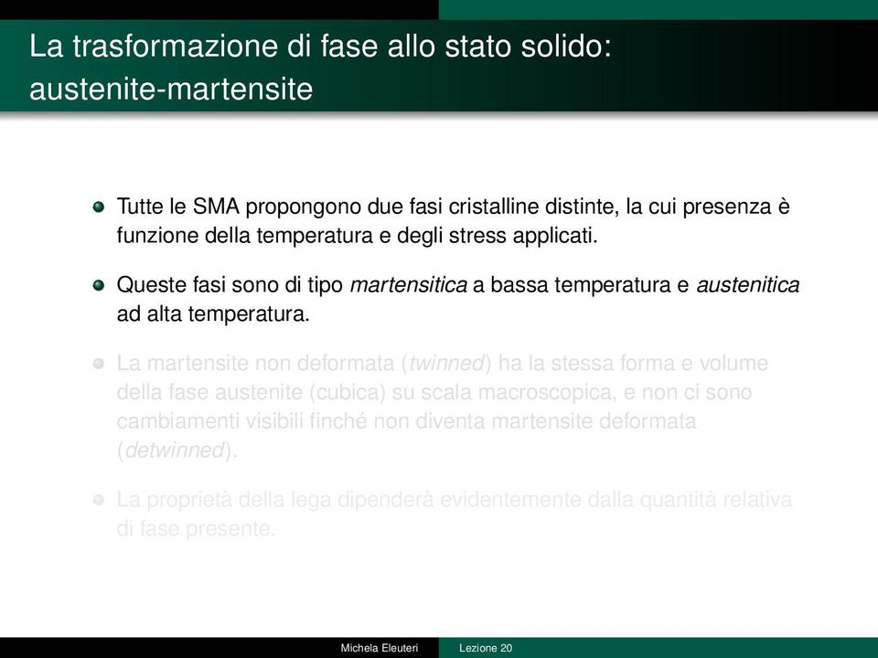 La martensite non deformata (twinned) ha la stessa forma e volume della fase austenite (cubica) su scala macroscopica, e non ci sono cambiamenti