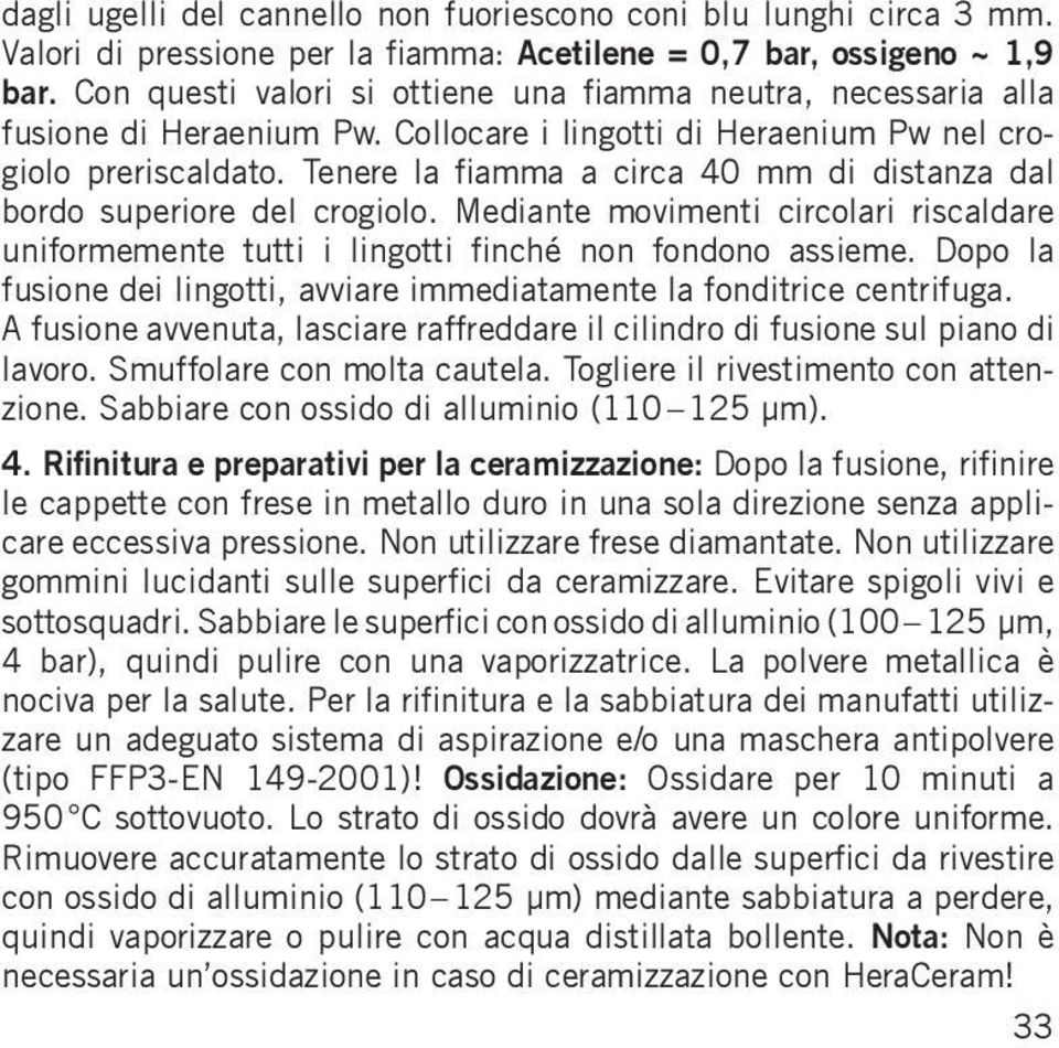 Tenere la fiamma a circa 40 mm di distanza dal bordo superiore del crogiolo. Mediante movimenti circolari riscaldare uniformemente tutti i lingotti finché non fondono assieme.