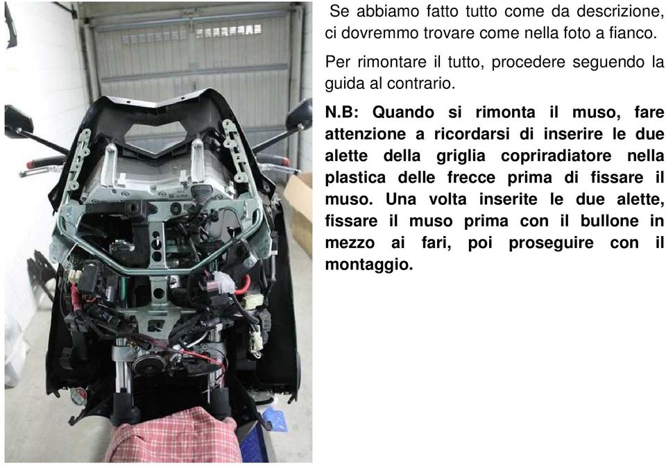 B: Quando si rimonta il muso, fare attenzione a ricordarsi di inserire le due alette della griglia