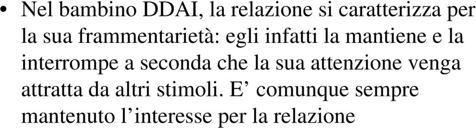 seconda che la sua attenzione venga attratta da altri