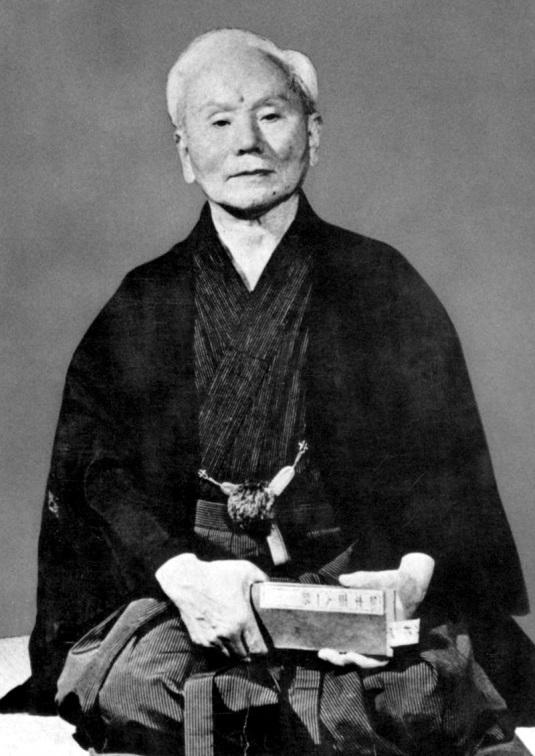 Il fondatore del Karate Shotokan, il Maestro Funakoshi, seppe integrare le tecniche di combattimento di Okinawa con il Bushido, il sistema filosofico basato sull onore e il rispetto che orientava la