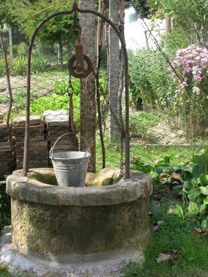 Ai nostri tempi I pozzi a Chignolo Una volta l'acqua era pulita e si poteva bere, oggi invece bisogna andare a comprare l'acqua minerale in bottiglia.