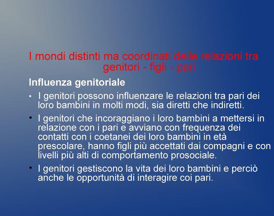 I genitori che incoraggiano i loro bambini a mettersi in relazione con i pari e avviano con frequenza dei contatti con i coetanei dei loro