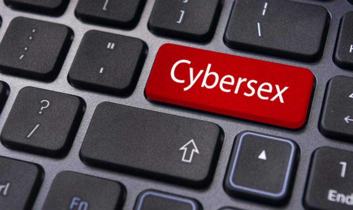 I RISCHI ONLINE CYBERSEX Forma di sesso online in cui si partecipa ad attività sessuali simultaneamente di fronte a una webcam connessa al computer.