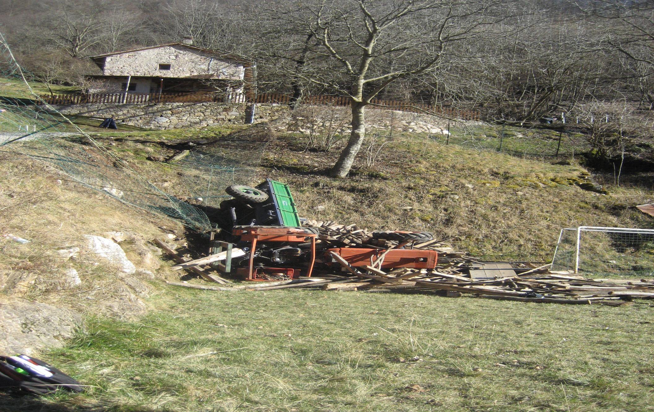 Ribaltamento per uscita dal sentiero lungo il pendio per probabile carico eccessivo del rimorchio agricolo. Il telaio di protezione lo ha difeso dallo schiacciamento.