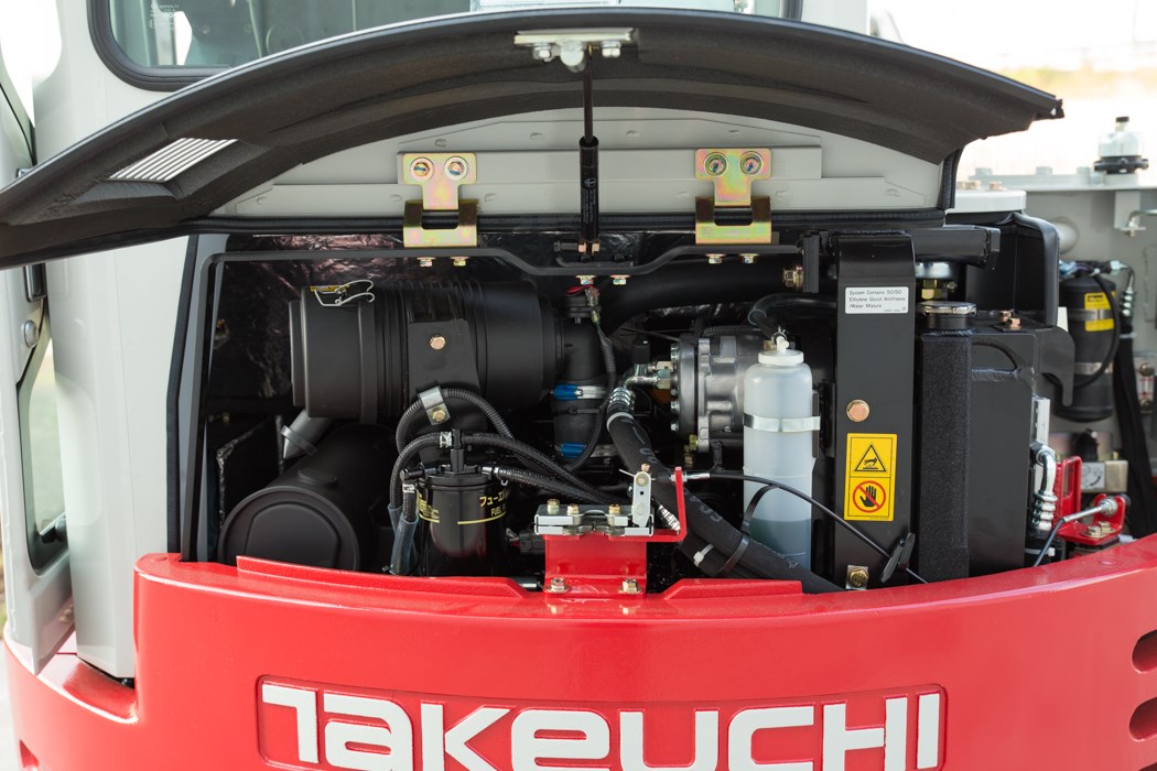 Il sistema è progettato per la massima affidabilità della raffinata idraulica Takeuchi con un filtro di ritorno olio idraulico ad alta qualità, posto all interno del serbatoio.