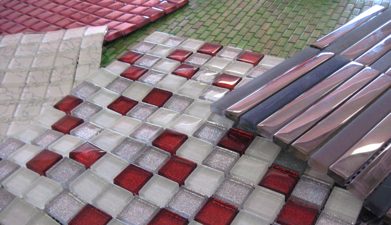 Negli ultimi anni infatti, i mosaici vengono applicati sempre più frequentemente in numerose situazioni progettuali sia in ambito privato che pubblico come ad esempio bagni, saune e bagni turchi,