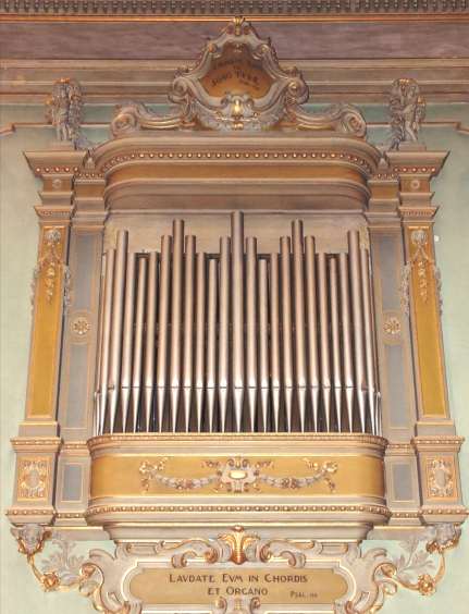 L organo e il coro. Presso l abside della chiesa, sono collocati l organo e il coro.