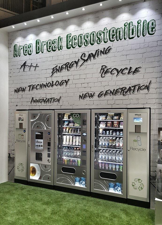 TRITECH TOWER TOUCH Ideale posizionamento affiancato e integrato in batteria con i distributori automatici di bevande e snack.