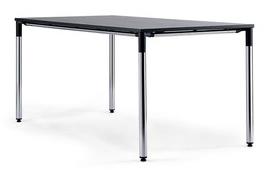 Tavolo riunione Tavolo L140 x P70 con n 04 gambe singole pieghevoli. Struttura in acciaio cromato, piano in laminato colore bianco.