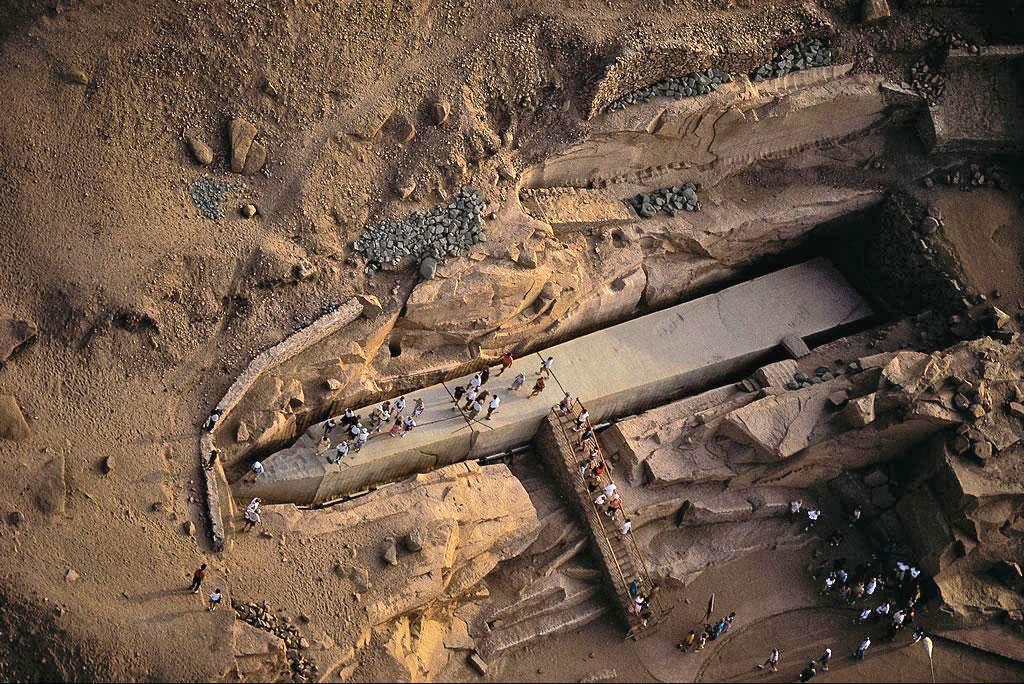 GRANITO L'obelisco incompiuto di Assuan è un obelisco egizio la cui estrazione non è stata completata, probabilmente a causa della comparsa di fenditure nella roccia.