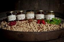 Nocciole al Miele L amarognolo della nocciola tostata si lascia avvolgere dalla dolcezza e delicatezza del miele d acacia, prodotto biologico dell azienda agricola Apicoltura