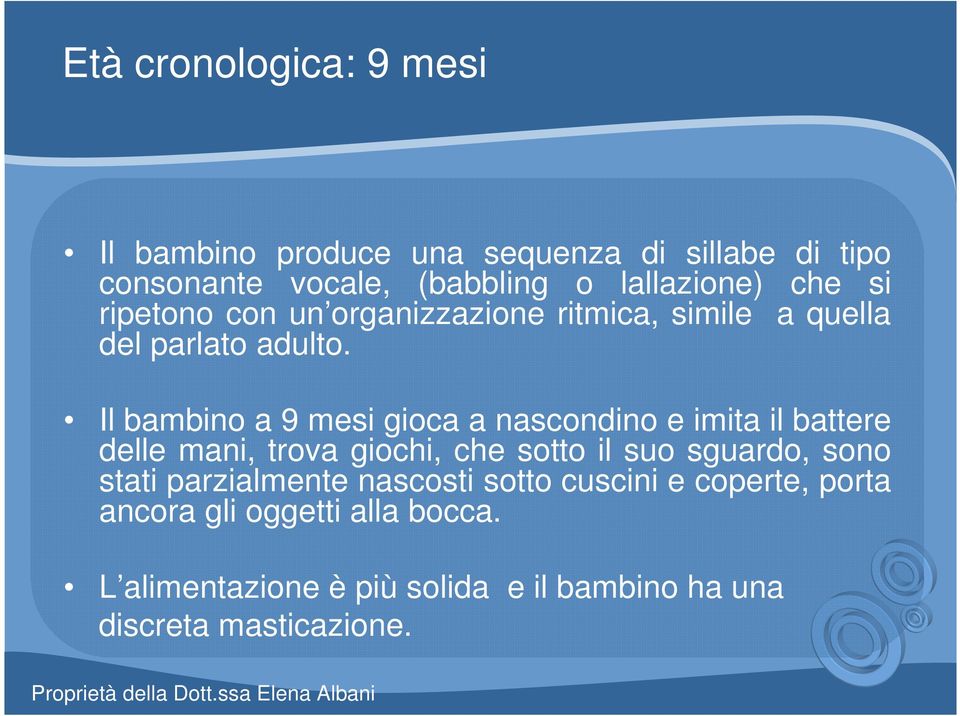 Il bambino a 9 mesi gioca a nascondino e imita il battere delle mani, trova giochi, che sotto il suo sguardo, sono