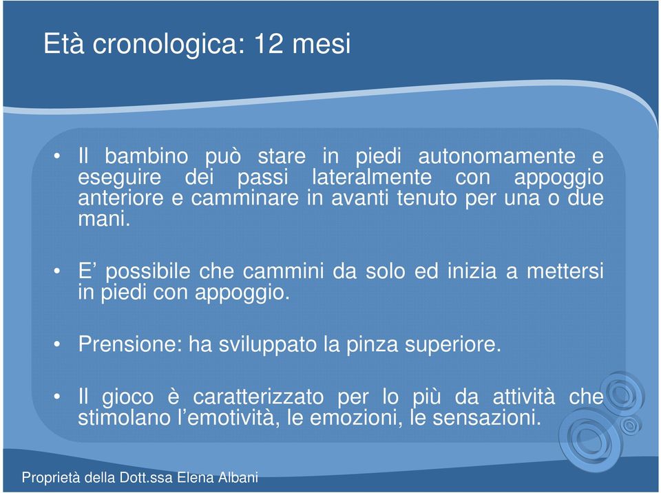 E possibile che cammini da solo ed inizia a mettersi in piedi con appoggio.