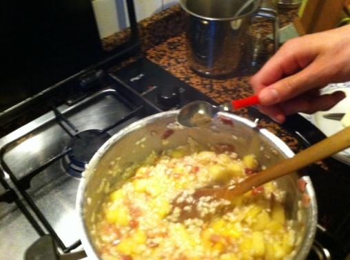 cubetti in un pentolino, bagnatele con 50 ml di vino bianco e un mestolo di brodo e cuocetele per qualche minuto.