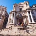 Foto: Aleksandar Todorovic/Shutterstock.com Catania Catania ist die zweitgrößte Stadt Siziliens, die vom Vulkan Ätna im Westen und dem Mittelmeer im Osten umgeben ist.