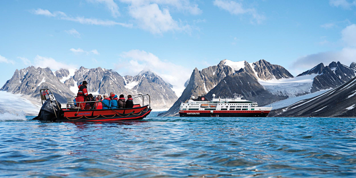 In compagnia di qualificate guide artiche Hurtigruten vi conduce alla scoperta dell'arcipelago abitato più a nord del mondo a 80 latitudine nord, circa 1000 km dal Polo Nord e dal continente europeo.