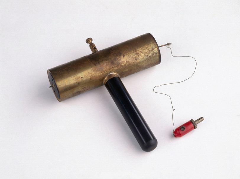 Rivelazione elettrica Il contatore Geiger è il primo esempio di rivelatore elettrico Una particella che lo attraversa ionizza le molecole del gas contenuto