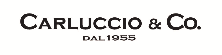 ATTREZZI E BULINI CUCITRICE Include un ago grosso, un ago fine, una chiave e una bobina di filo nero. Per cucire tende, borse e ogni tipo di pelle.