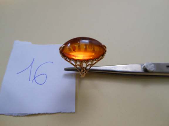 11 Lotto 16 a) 2 Anelli in oro rosso titolo legale 500/1000, di origine russa montano due ambre del baltico entrambe di forma ovale e taglio